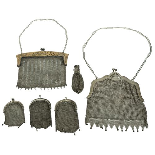 Null 一批6个网袋和钱包，其中5个是银色的，有光滑的几何和植物形态的装饰，约1930年。

最大尺寸：18 x 16.5厘米。银质重量：390.5克。