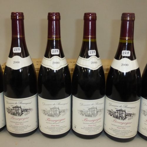 Null 
6 bouteilles Bourgogne Pinot noir Domaine du Beauregard 2000 (1 clm.S.)