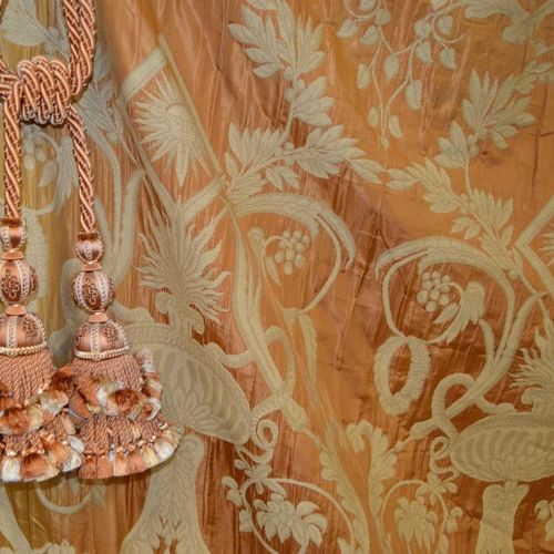 Deux paires de rideaux en soie marron et broderie crème à décor de soleil, vases&hellip;