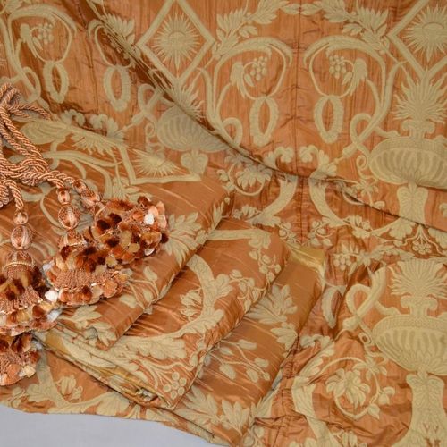 Deux paires de rideaux en soie marron et broderie crème à décor de soleil, vases&hellip;