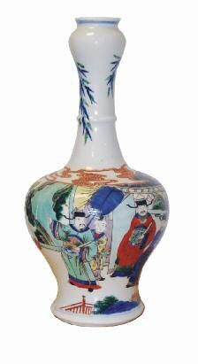CHINE Vase à haut col en porcelaine polychrome à décor de personnages. Marque ap&hellip;