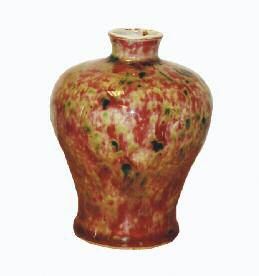 CHINE Petit vase en porcelaine à couverte rouge et verte à coulures. Marque à si&hellip;
