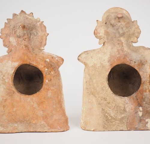 Deux importants bustes féminins en terre cuite (ex voto dédiés à une divinité : &hellip;