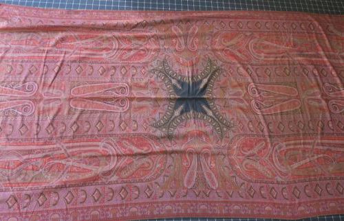 Null Großer indischer Schal in Rottönen, mit schwarzer stilisierter Mittelkartus&hellip;