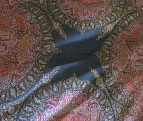Null Großer indischer Schal in Rottönen, mit schwarzer stilisierter Mittelkartus&hellip;