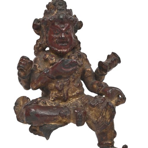 Null 云南大理国 - 12/13世纪
金和红漆铜制的四臂大黑天雕像，以rajalilasana姿势坐着，怀里抱着鼓和kapala，头饰上有骷髅头，并装饰着佛&hellip;