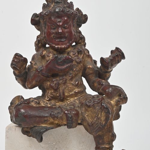 Null 云南大理国 - 12/13世纪
金和红漆铜制的四臂大黑天雕像，以rajalilasana姿势坐着，怀里抱着鼓和kapala，头饰上有骷髅头，并装饰着佛&hellip;