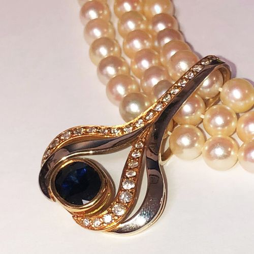 Null Important collier à trois rangées de perles de cultures s'entrecroisant et &hellip;