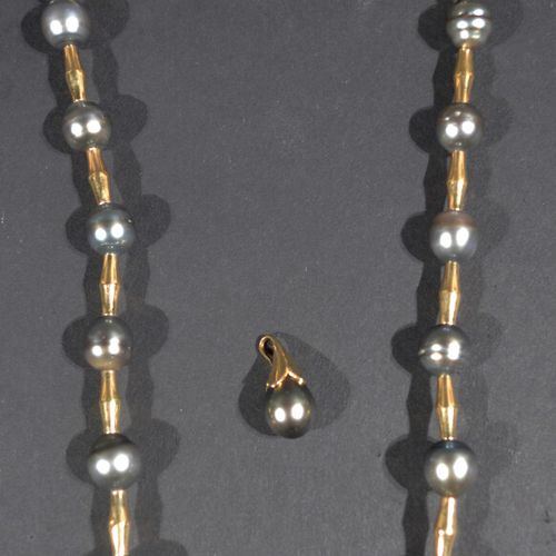 Null Un collier en or 18K de perles baroques de Tahiti de baguettes alternées en&hellip;