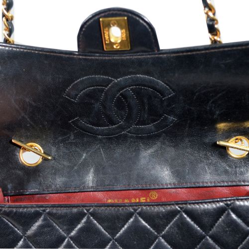 Null CHANEL PARIS

Sac classique à rabat en agneau noir matelassé et lisse, band&hellip;