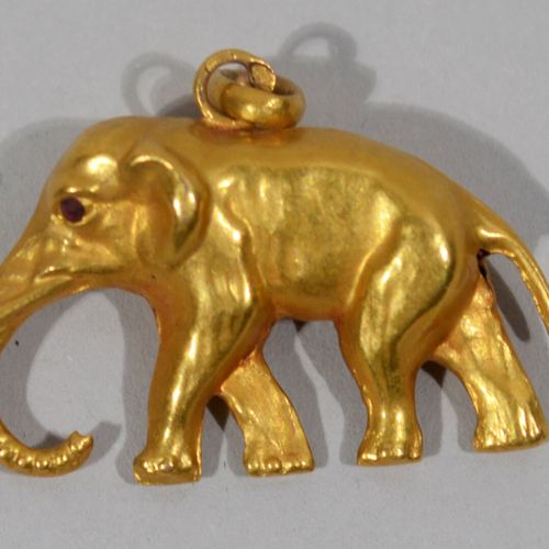 Null Pendentif Eléphant en or jaune 18 K (750/oo), les yeux sertis de petits rub&hellip;