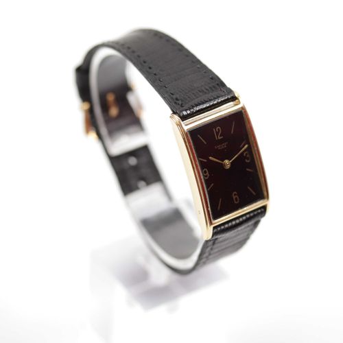 Null CHAUMET - Montre bracelet en or jaune, le cadran fond noir, bracelet cuir n&hellip;