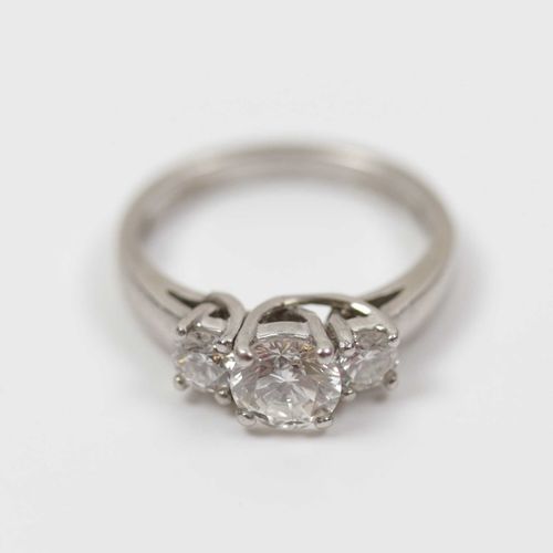 Null Bague en platine (950) sertie au centre d'un diamant taille brillant d'envi&hellip;