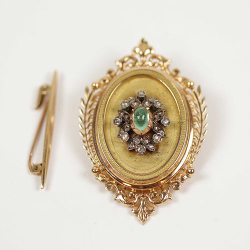 Null Broche médaillon décor feuillagé de style Louis XVI centre strass. Poids br&hellip;