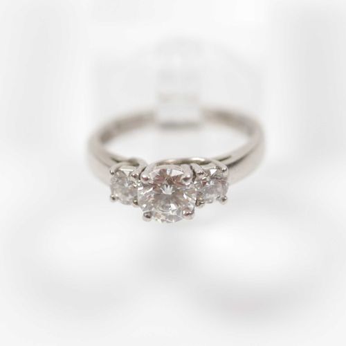 Null Bague en platine (950) sertie au centre d'un diamant taille brillant d'envi&hellip;