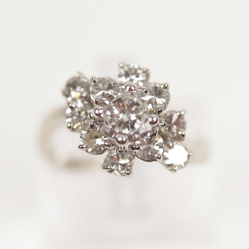 Null Belle bague marguerite en or blanc (750) centre solitaire (0.9 ct) et entou&hellip;