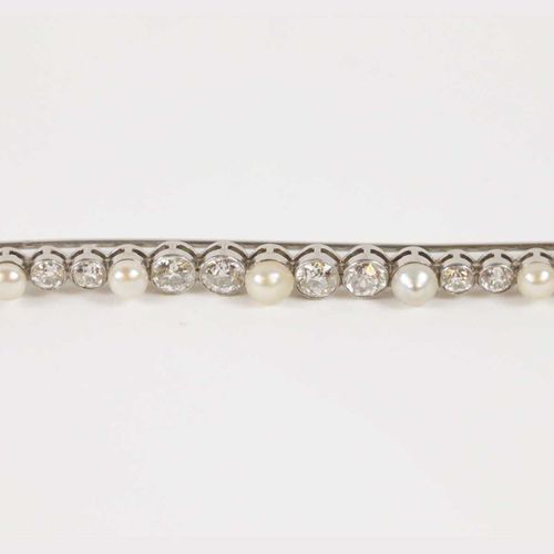 Null Broche en or gris (750) sertie en ligne de 12 diamants (2.16 cts environ) e&hellip;