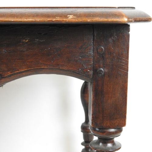 Null TABLE en bois naturel sculpté et mouluré ouvrant par un tiroir en façade, l&hellip;