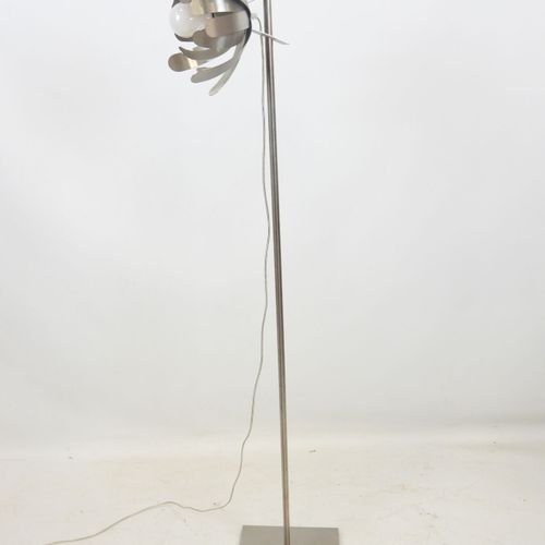 Null Oxar design - Jocelyne Trocme：灰色镀铬金属灯架，带花型灯罩。背面有标签。高度：143 厘米。