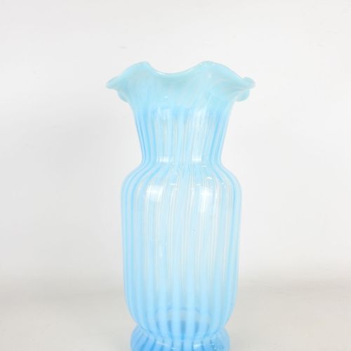 Null Jarrón de vidrio teñido de azul con decoración de filetes blancos y cuello &hellip;