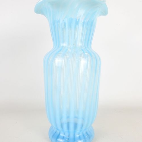 Null Jarrón de vidrio teñido de azul con decoración de filetes blancos y cuello &hellip;