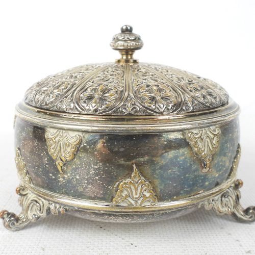 Null F. BARBEDIENNE: Caja circular de bronce plateado con decoración foliada. Fi&hellip;