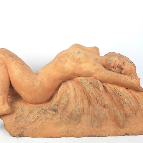 Null 宣传图（20 世纪）（风格）：躺在麦穗上的裸女，赤陶。20 世纪。高：24 宽：58 和深：24 厘米。有损坏和缺失部分。