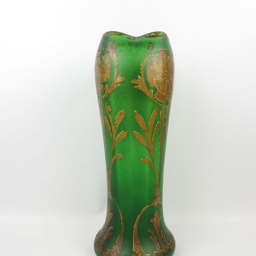 Null 莱格拉斯（品味）：贝尔格莱德款绿色玻璃花瓶，花瓶上有风格化花朵的镀金装饰。高度：28 厘米。有磨损。