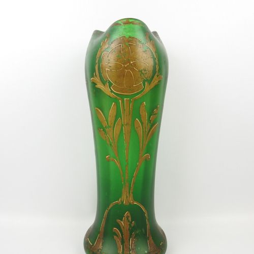Null 莱格拉斯（品味）：贝尔格莱德款绿色玻璃花瓶，花瓶上有风格化花朵的镀金装饰。高度：28 厘米。有磨损。