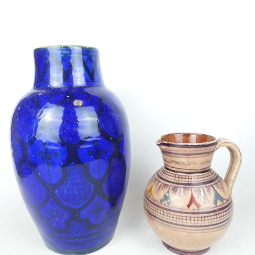 Null SAFI - 摩洛哥：粉色背景上饰有几何图案楣饰的陶制水壶和蓝色背景上饰有黑色珐琅的几何图案的陶制花瓶。底座下有签名。20 世纪。高度：15 厘米和 &hellip;