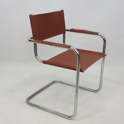 Null Marcel BREUER 风格：真皮扶手椅。高度：83 厘米。磨损情况。