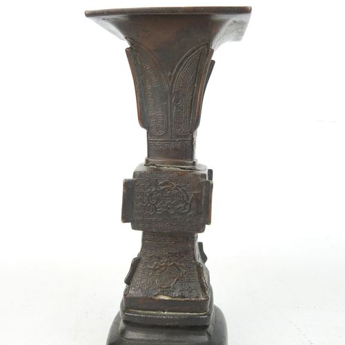 Null 中国：青铜 "Gu "花瓶，饰几何图案。十九世纪。高：19 厘米。颈部开裂，有使用磨损。