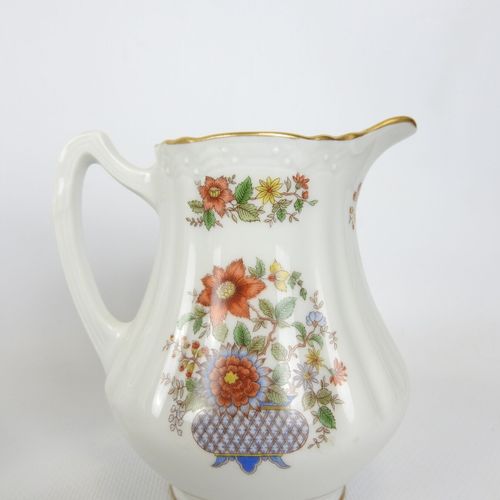 Null COULEUVRE MANUFACTURE: 成套咖啡具包括一个咖啡壶、一个牛奶壶、一个糖碗、十个杯子和十个碟子，瓷器为白色珐琅彩，饰有多色花束，颈部&hellip;