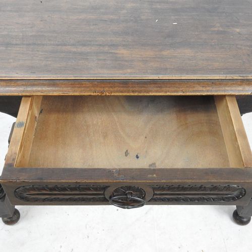 Null TABLE en bois naturel sculpté et mouluré ouvrant par un tiroir en façade, l&hellip;
