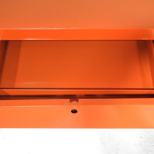 Null 金属工作台，橙色环氧树脂炉搪瓷，可打开抽屉。高：78 - 宽：112 - 深：75 厘米。轻微磨损。
可与布卢瓦 André Boulle 路 61 &hellip;