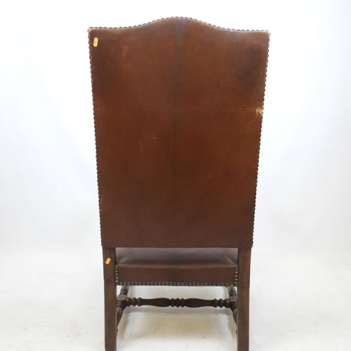 Null 天然木扶手椅，带高靠背和 H 形支柱，皮革内饰。20 世纪，路易十三风格。高 122、宽 59、深 72 厘米。磨损严重，一个扶手需要重新固定。