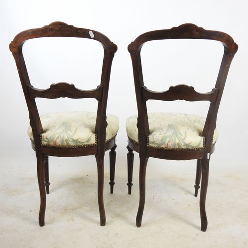 Null Coppia di sedie in legno naturale con schienali traforati e modellati con m&hellip;
