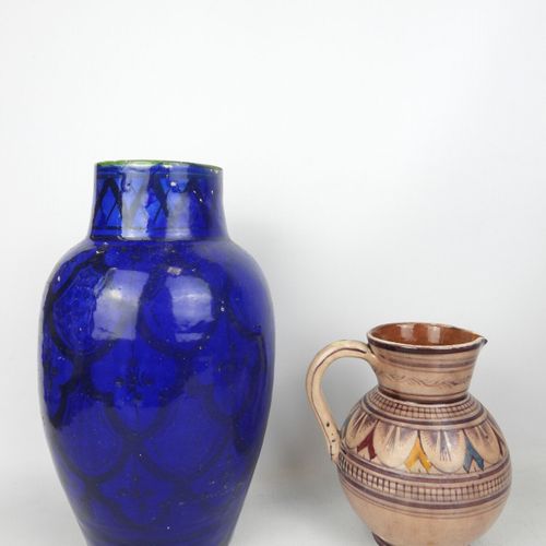 Null SAFI - 摩洛哥：粉色背景上饰有几何图案楣饰的陶制水壶和蓝色背景上饰有黑色珐琅的几何图案的陶制花瓶。底座下有签名。20 世纪。高度：15 厘米和 &hellip;