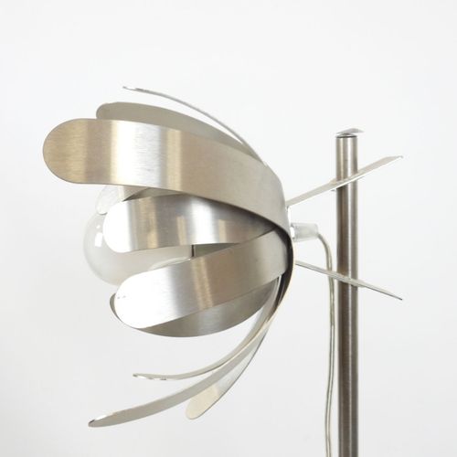 Null Oxar design - Jocelyne Trocme：灰色镀铬金属灯架，带花型灯罩。背面有标签。高度：143 厘米。