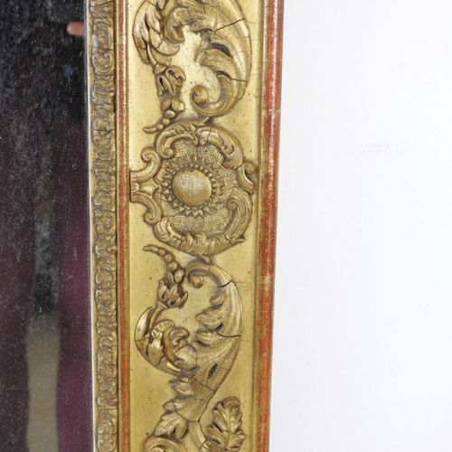 Null 木质和镀金雕刻灰泥壁炉镜，饰有树叶花环和徽章。153 x 79 厘米。已修复。