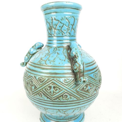 Null JASBA：蓝色珐琅彩石器花瓶，有三个代表变色龙的把手。底座下有标记。高度：31 厘米。