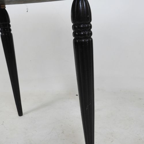 Null GUERIDÓN circular de madera pintada de negro que se alza sobre cuatro patas&hellip;