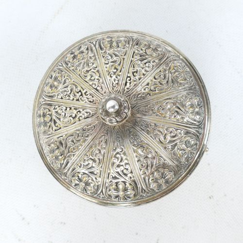 Null F. BARBEDIENNE: Caja circular de bronce plateado con decoración foliada. Fi&hellip;