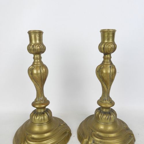 Null 一对青铜烛台。18 世纪，路易十五风格。高度：25 厘米。灯芯缺失。