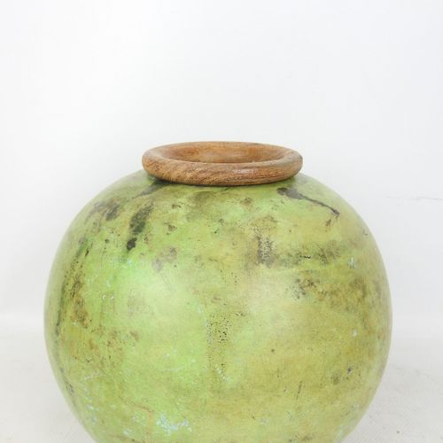 Null Ball vase in metal dinanderie, wooden neck. Height: 18cm. As is.