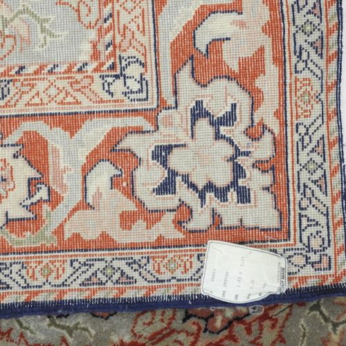 Null EREVAN : Tappeto in lana con punti annodati decorati con fiori su sfondo ro&hellip;