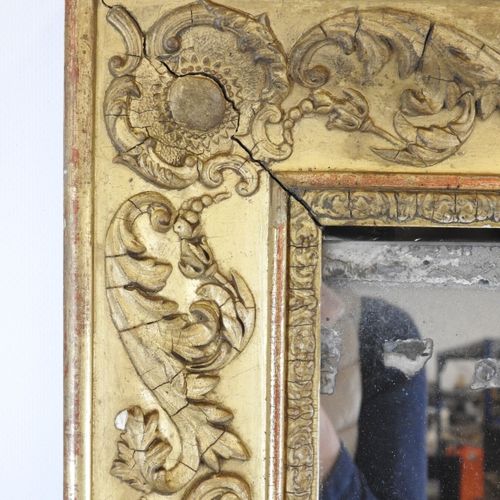 Null 木质和镀金雕刻灰泥壁炉镜，饰有树叶花环和徽章。153 x 79 厘米。已修复。