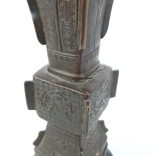 Null 中国：青铜 "Gu "花瓶，饰几何图案。十九世纪。高：19 厘米。颈部开裂，有使用磨损。