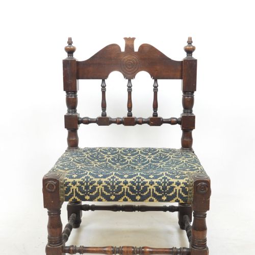 Null 雕花转角木躺椅，椅垫为绿色挂毯。20 世纪。尺寸：71 x 48 x 36 厘米。磨损严重。