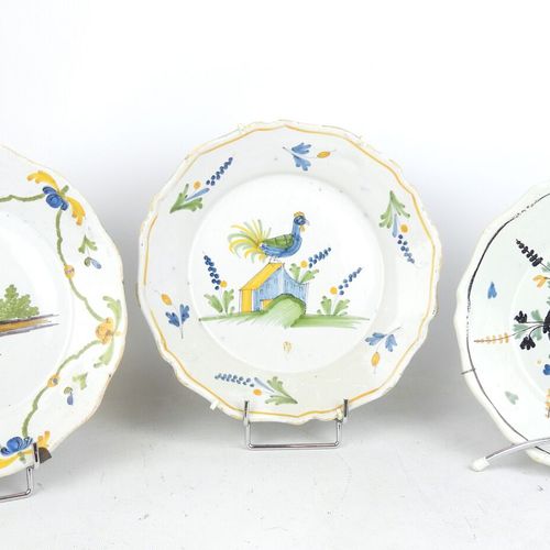 Null THREE polychrome earthenware plates decorated with birds. 19th century. Dia&hellip;